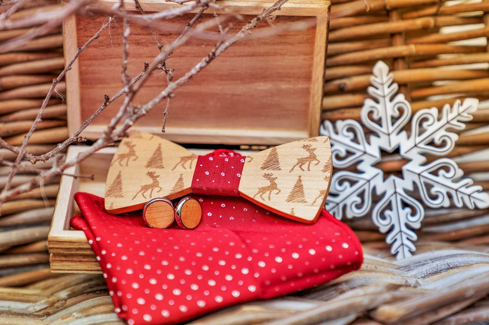 Weihnachtliche Holzfliege in Rot mit Rentier und Weihnachtsbaummotiven